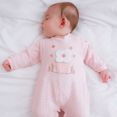 Bastidores da fábrica — máquina de bordado em operação